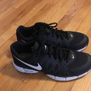 Size 10 1/2 E in excellent condition (men’s)